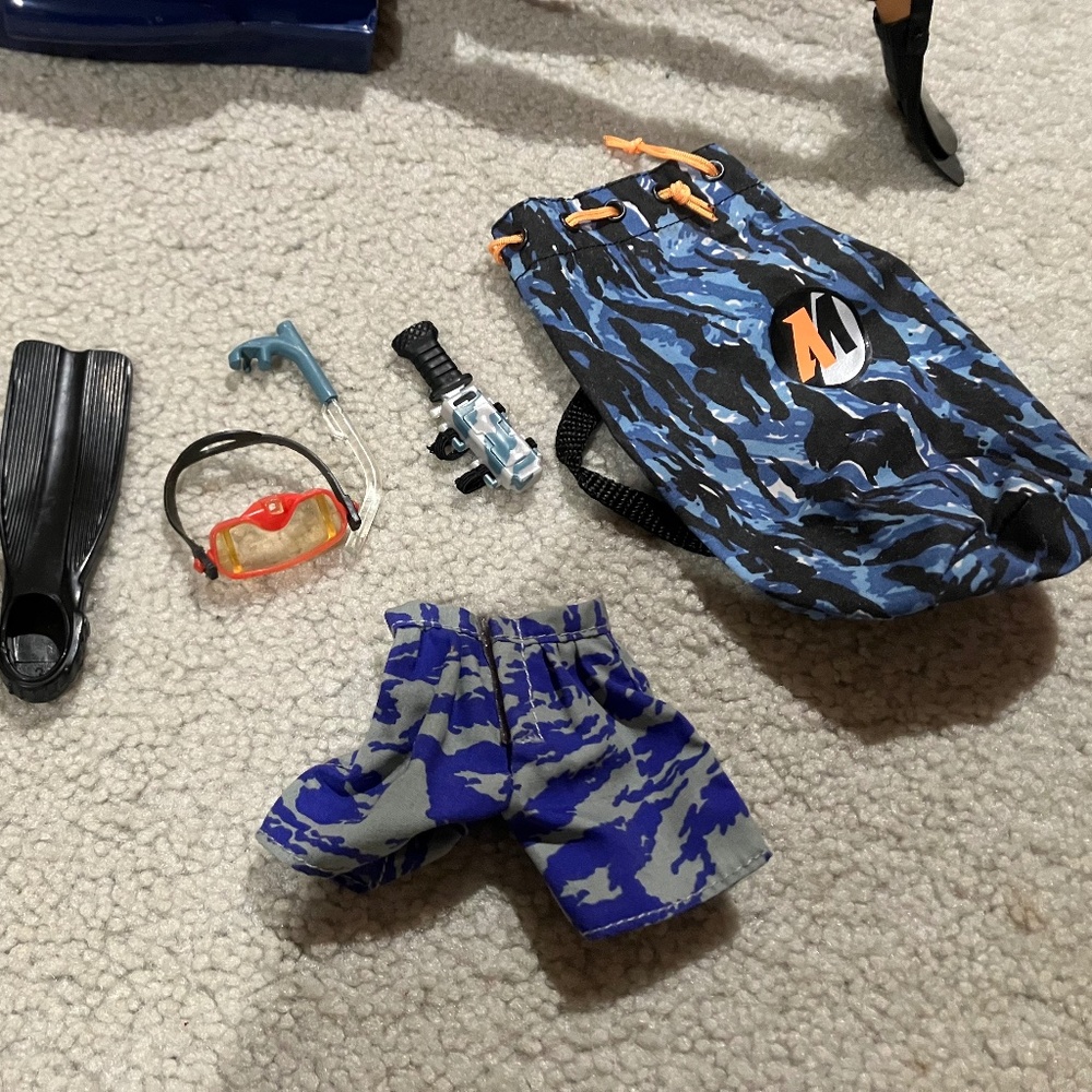 Vintage 1990s Action Man Scuba Diver with vehicle and extra scuba accessories - Picture 7 of 7